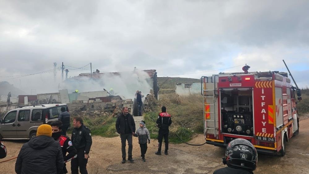 Bandırma’da metruk binada soba yangını, 1 kişi dumandan etkilendi Bandırma’da metruk bir binada çıkan yangında, içeride yaşayan bir kişi