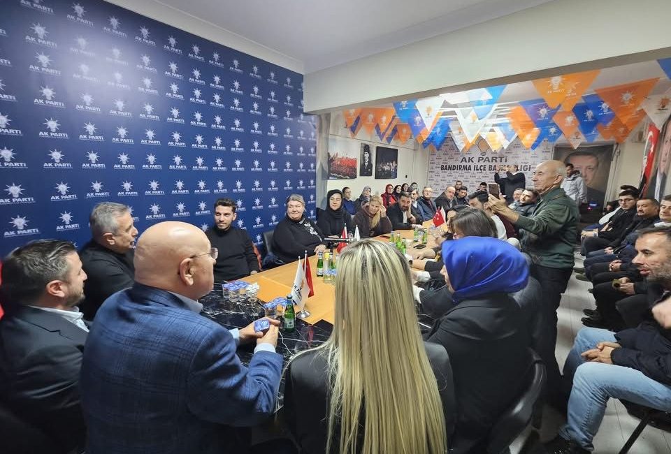 AK Parti Bandırma’da teşkilat çalışmaları masaya yatırıldı AK Parti Bandırma İlçe Başkanlığı’nın Yönetim Kurulu Toplantısı, parti yöneticileri