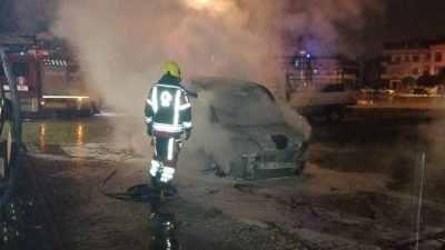 Karesi’de sabaha karşı park halindeki hafif ticari araç yandı. Olay