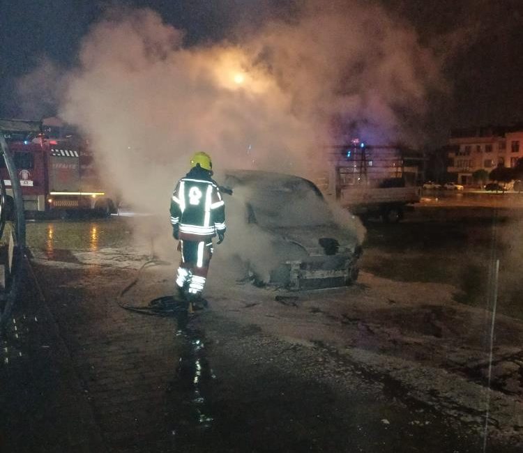 Karesi’de sabaha karşı park halindeki hafif ticari araç yandı. Olay