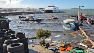 Ayvalık’ta şiddetli lodos hayatı denizdeki tekneleri parçaladı.. Meteorolojiye göre hızı