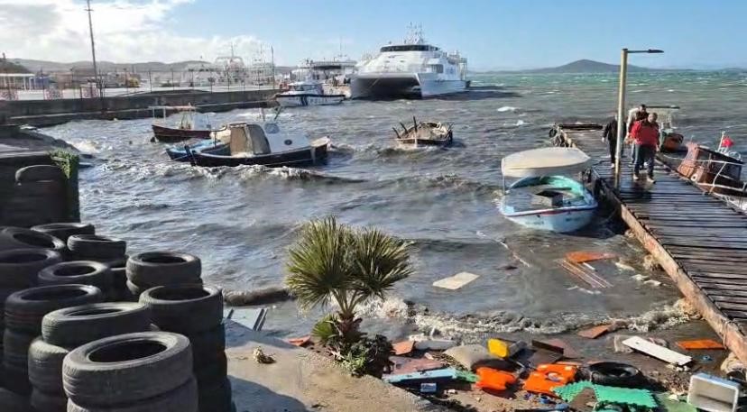 Ayvalık’ta şiddetli lodos hayatı denizdeki tekneleri parçaladı.. Meteorolojiye göre hızı