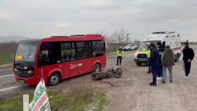 Gönen’de  minibüs ile motosikletin çarpışması sonucu meydana gelen trafik kazasında