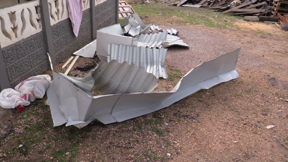 Bandırma’da fırtına, müstakil evin çatısını 60 metre uçurdu Bandırma’da akşam saatlerinde etkili olan şiddetli fırtına ve sağanak yağış,