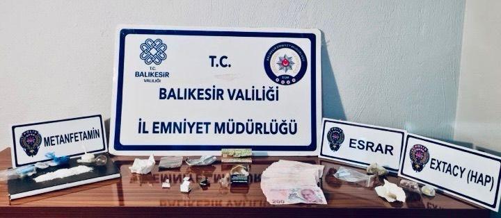 Gönen’de yılbaşı denetimlerinde uyuşturucu operasyonu: 6 şüpheli gözaltına alındı Gönen ilçesinde, yılbaşı denetimleri kapsamında uyuşturucu madde ticareti ve kullanımına