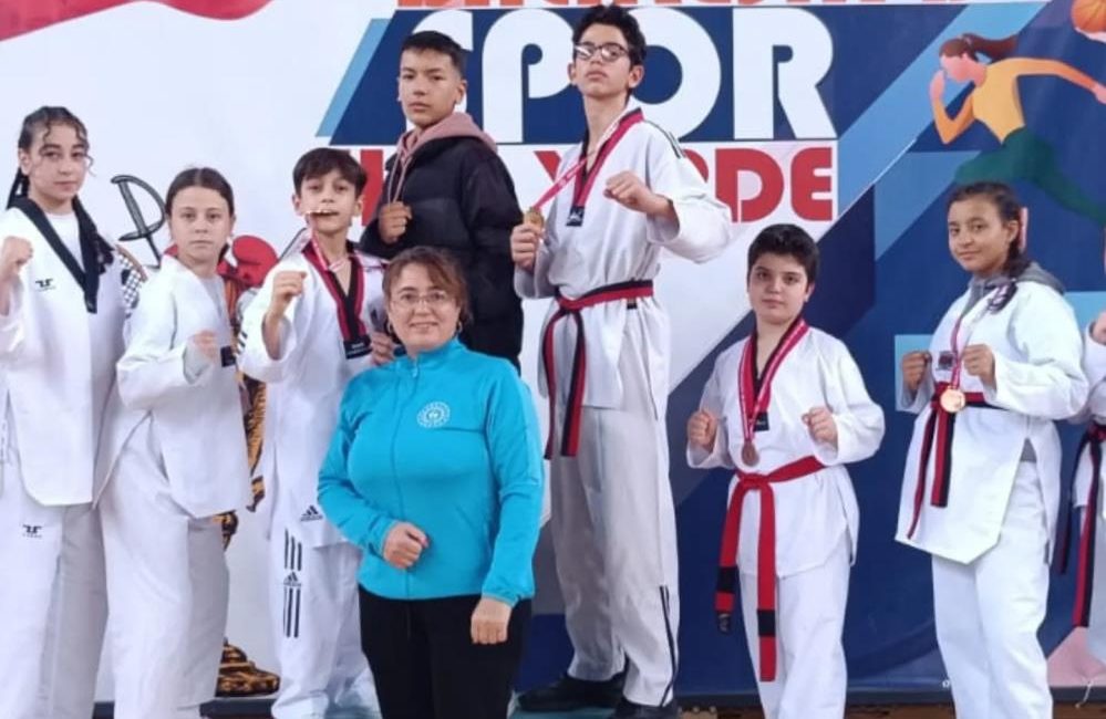  Burhaniye’de, milli sporcu Yaşarnaz Güven’in öncülüğünde çalışmalarını sürdüren gençler, Balıkesir’de