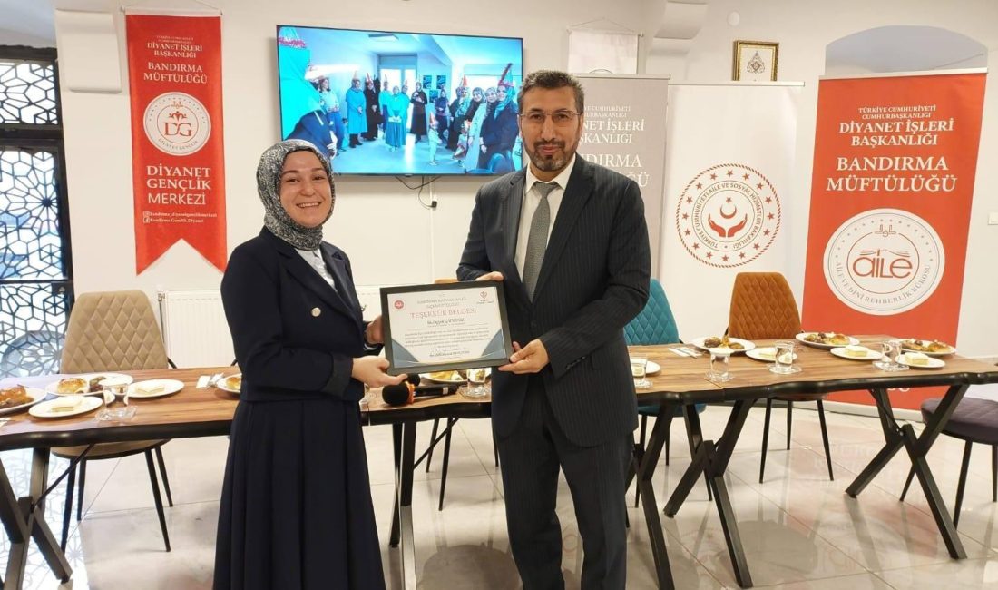 Bandırma’da veli seminerlerinde ilk grup belgelerini aldı Bandırma İlçe Müftülüğü ile Bandırma İlçe Sosyal Hizmet Merkezi Müdürlüğü