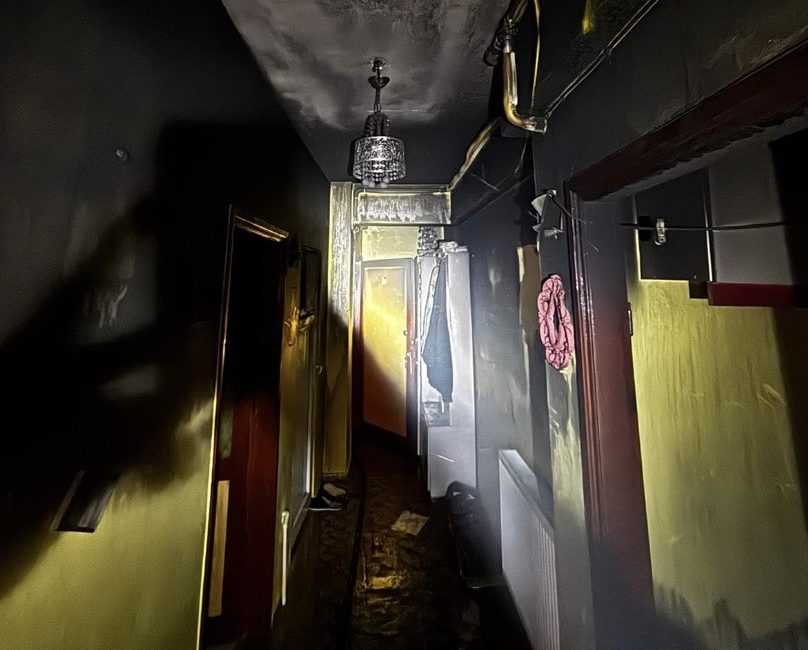 Ev küle döndü Erdek’te bir apartman dairesinde çıkan ev yangını paniğe neden olurken,