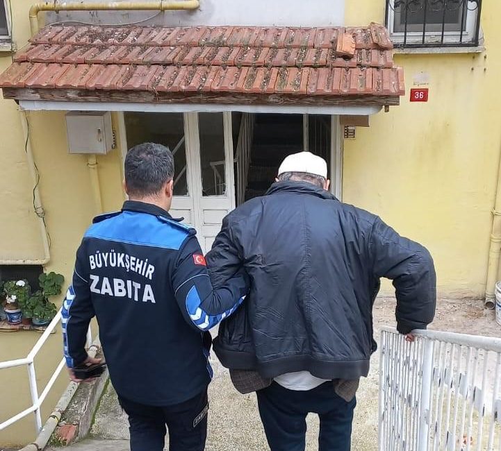 Büyükşehir Belediyesi, zorlu hava şartlarında da kimseyi yalnız bırakmıyor Balıkesir Büyükşehir Belediyesi, yeni yıla girerken soğuk hava şartlarına maruz