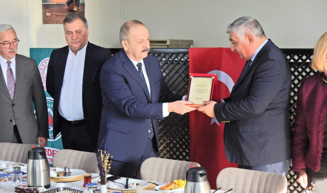 Erdek’te muhtarlardan Yazı İşleri Müdürüne veda Erdek Kaymakamı Hasan Göç, emekliye ayrılacak Kaymakamlık Yazı İşleri Müdürü