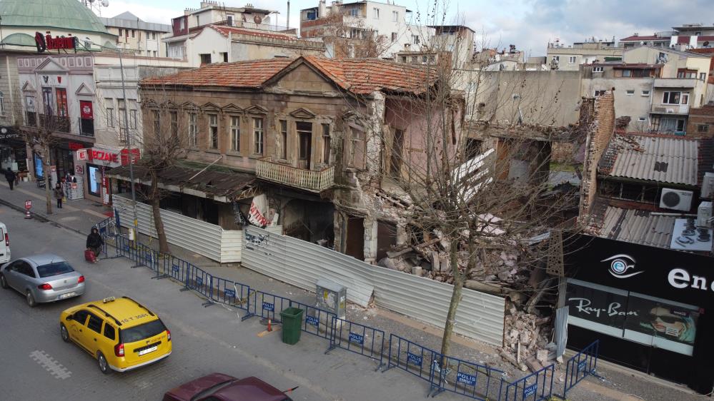 Edremit’in tarihi sembol binalarından biri kısmen çöktü Edremit’te bir süre önce yağışlar nedeniyle ön cephesi kısmen yıkılan