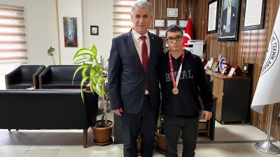 Greko-Romen stil 48 kilo Gençler B kategorisinde mücadele eden Hüseyin