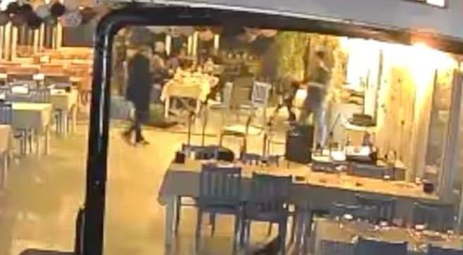 İstediği verilmeyince restorana tüfekle saldırdı: 1 ölü, 3 yaralı Gömeç ‘te işletme sahibinden alkollü içki isteyen saldırgan, isteğine olumsuz