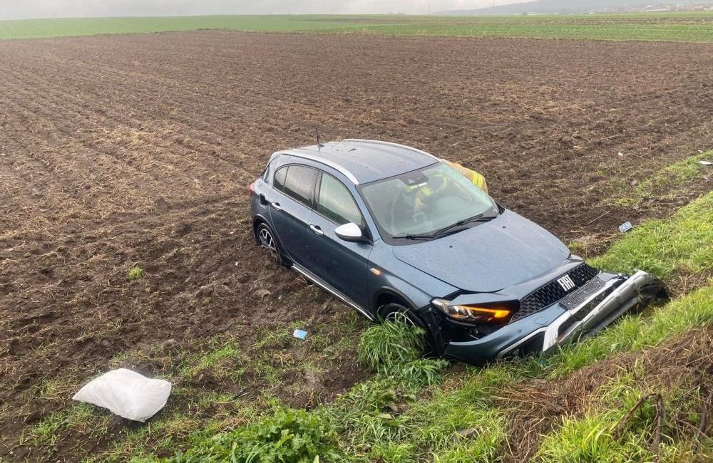 Tarlaya uçan otomobildeki 2 kişi yaralandı Gönen’de yağış sebebiyle kayganlaşan yolda kontrolden çıkan otomobil, tarlaya uçtu.