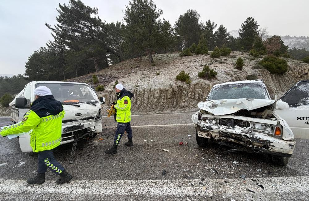 Buzlanma nedeniyle arazi aracıyla kamyonet çarpıştı: 2 yaralı Havran’da buzlanma sebebiyle arazi aracı ile kamyonetin kafa kafaya çarpışması