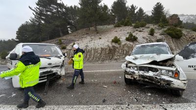 Havran’da buzlanma sebebiyle arazi aracı ile kamyonetin kafa kafaya çarpışması