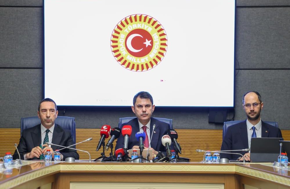 Bakan Kurum: “Deprem konutları ödemeleri 2 yıl ödemesiz, 18 yıl faizsiz ve sabit oluyor” Çevre, Şehircilik ve İklim Değişikliği Bakanı Murat Kurum, muhalefetin ‘deprem