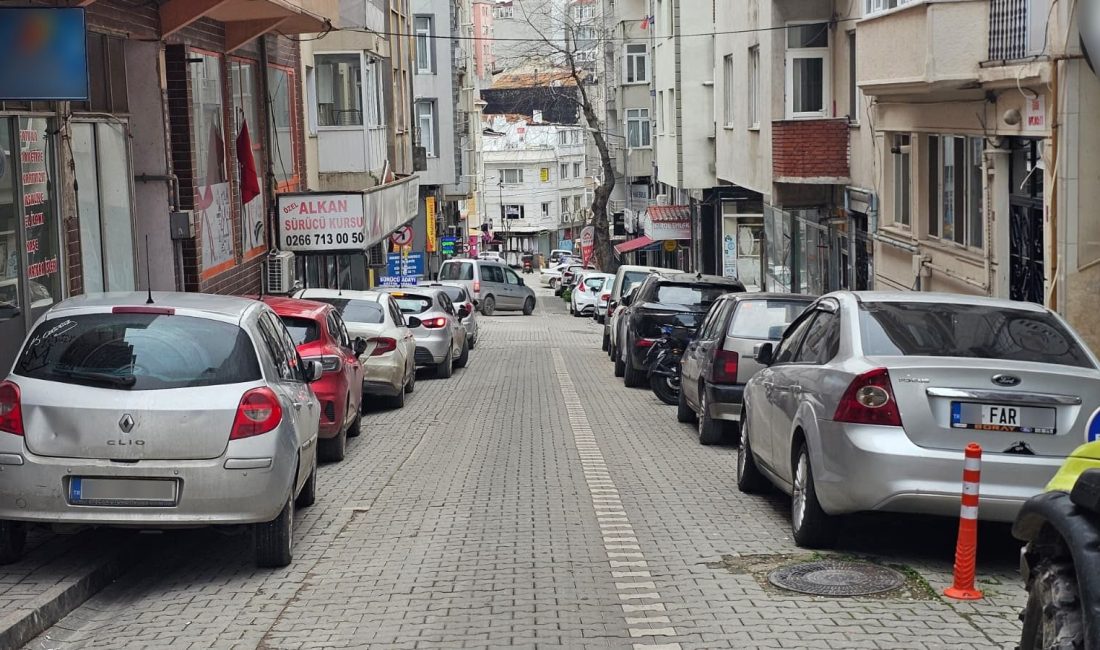Bandırma’da park sorunu mahalle aralarına taştı Artan araç sayısıyla birlikte büyüyen otopark sorunu, Bandırma’da kaldırımların ve
