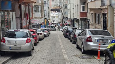 Artan araç sayısıyla birlikte büyüyen otopark sorunu, Bandırma’da kaldırımların ve