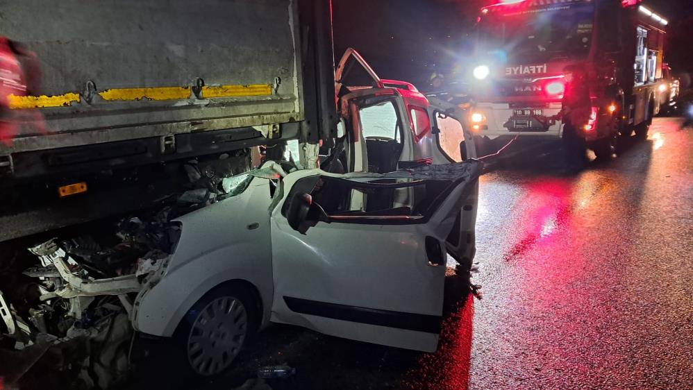 Balıkesir’de otomobil tıra arkadan çarptı; 1 yaralı İstanbul-İzmir Otoyolu İstanbul istikametinde meydana gelen trafik kazasında seyir halindeki
