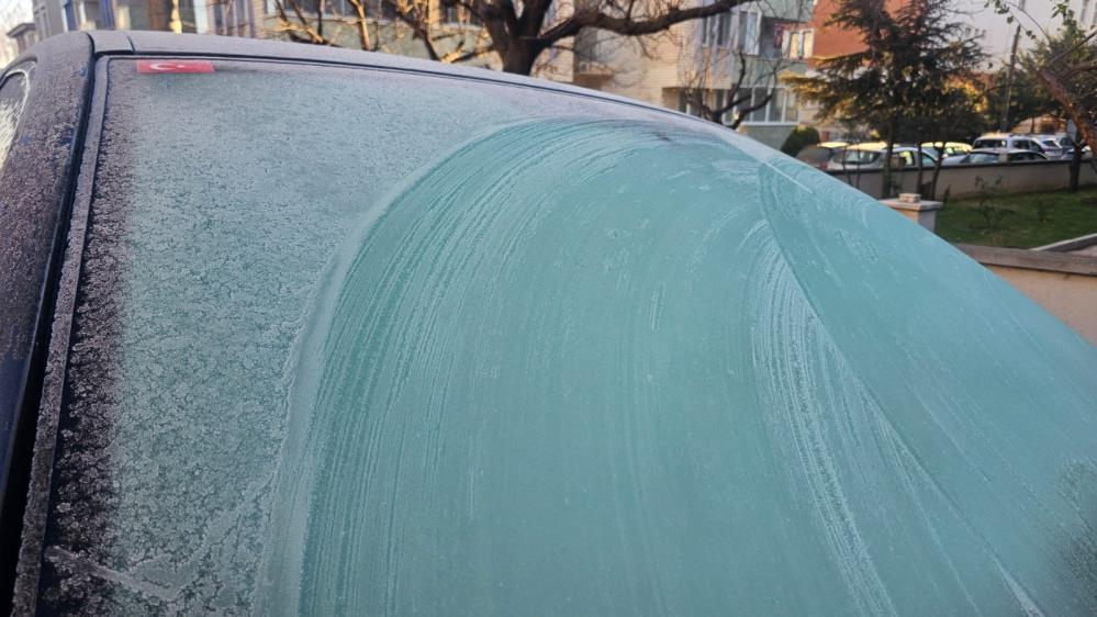Bandırma’da dondurucu soğuk etkisini artırdı, sıcaklık -7 dereceye kadar düştü Bandırma’da soğuk hava etkisini giderek artırıyor. İlçede gece saatlerinde hava