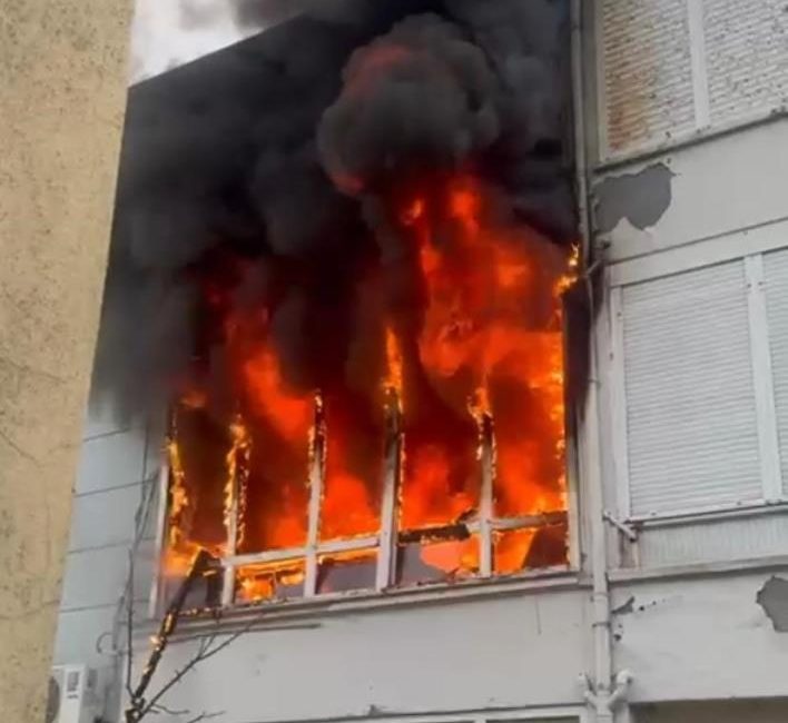 Yangın sırasında patlayan buzdolabı motoru evi harabeye çevirdi Ayvalık’ta bir evde çıkan yangın anında patlayan buzdolabı motoru, evi