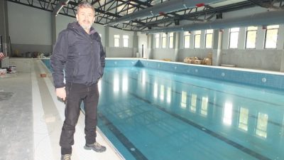 Atatürk Spor Salonunun bahçesinde yapımı devam eden yarı olimpik yüzme