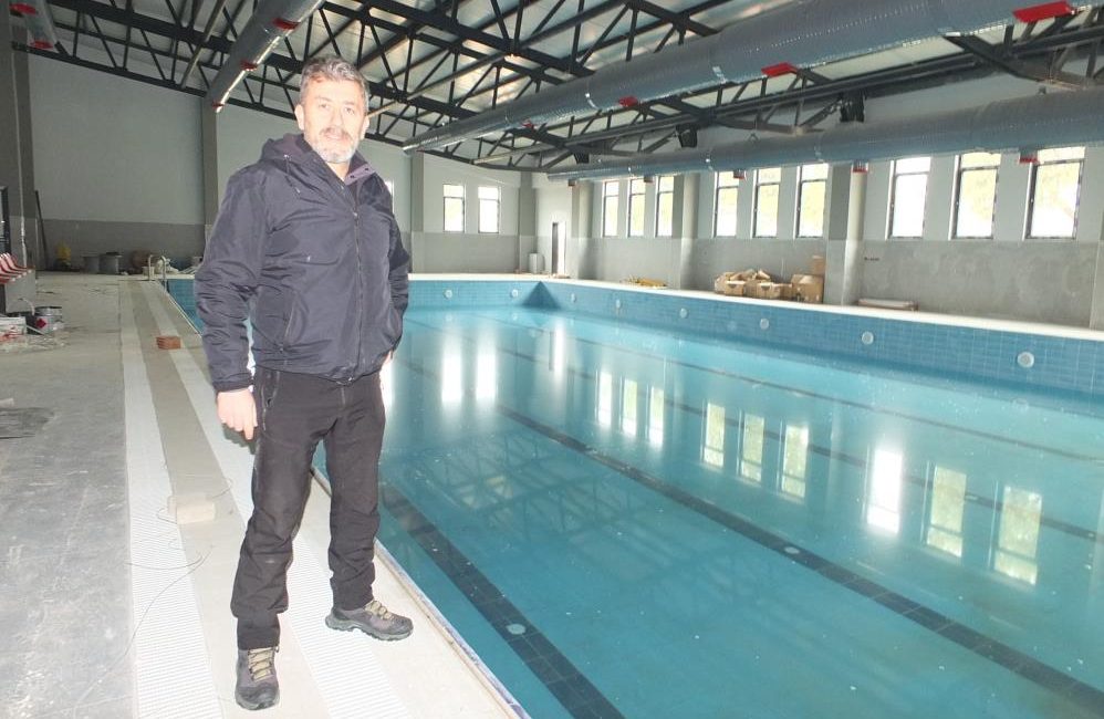Atatürk Spor Salonunun bahçesinde yapımı devam eden yarı olimpik yüzme