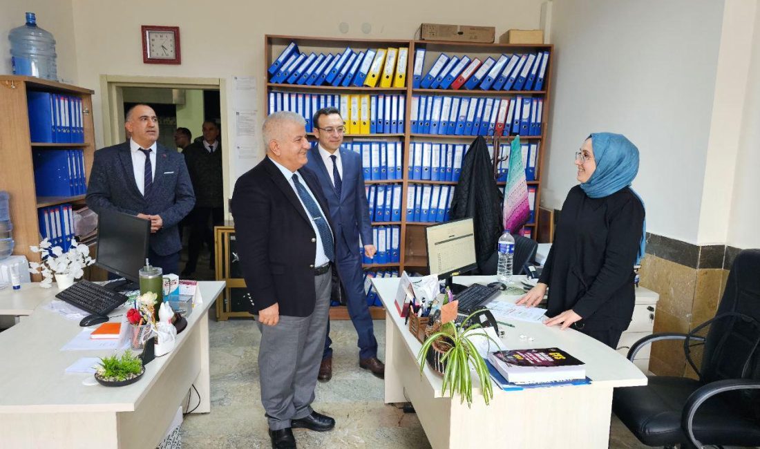 İl Müdürü Kal, Erdek ve Bandırma’da çalışmaları inceledi Balıkesir İl Millî Eğitim Müdürü Selehattin Kal, İl Millî Eğitim