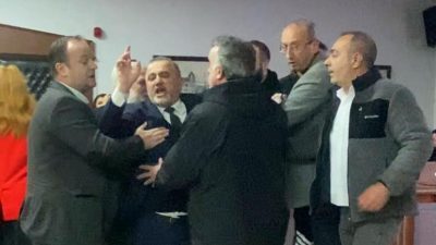 Depremlerle ilgili sinevizyon gösterimi Bandırma Belediyesi Meclisi’nde sert tartışmalara yol