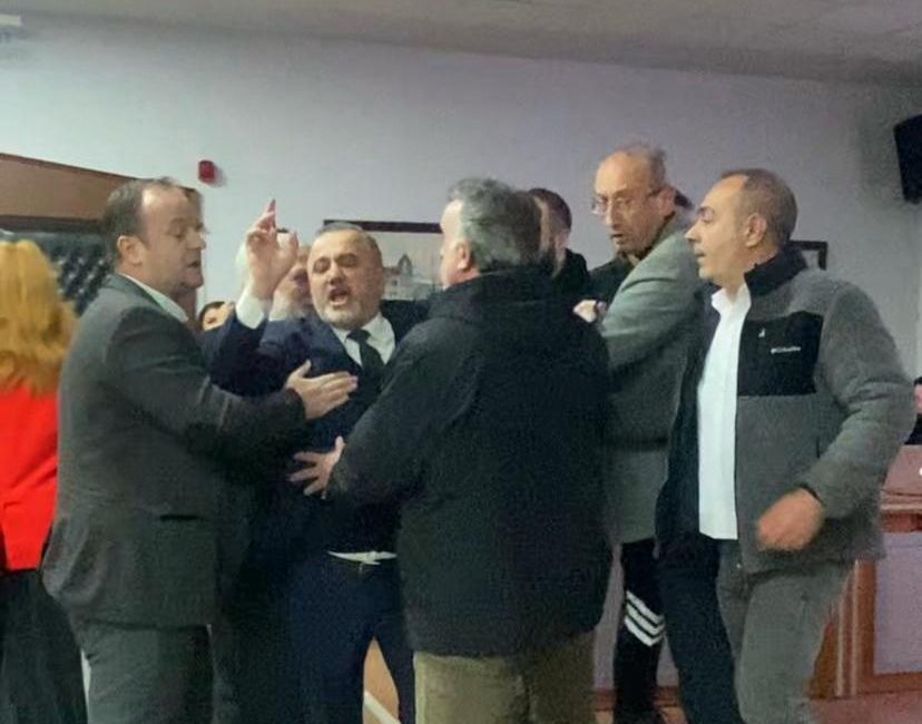 Bandırma Belediye Meclisi’nde tansiyon yükseldi Depremlerle ilgili sinevizyon gösterimi Bandırma Belediyesi Meclisi’nde sert tartışmalara yol