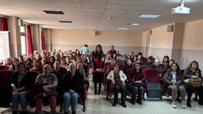 Koruyucu Aile Birimi tarafından düzenlenen bilgilendirme eğitiminde, kursiyerlere koruyucu aile