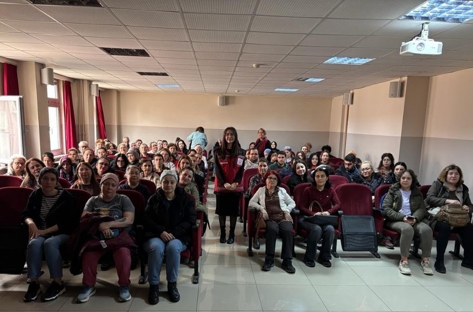 Koruyucu Aile Farkındalığı İçin Bandırma’da Eğitim Programı Koruyucu Aile Birimi tarafından düzenlenen bilgilendirme eğitiminde, kursiyerlere koruyucu aile