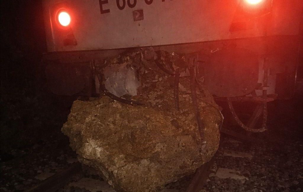 Düşen kaya treni raydan çıkardı, yolcular otobüslerle nakledildi Balıkesir’in Savaştepe ilçesinde seyir halindeki yolcu treni, düşen kaya nedeniyle