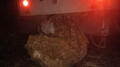 Balıkesir’in Savaştepe ilçesinde seyir halindeki yolcu treni, düşen kaya nedeniyle