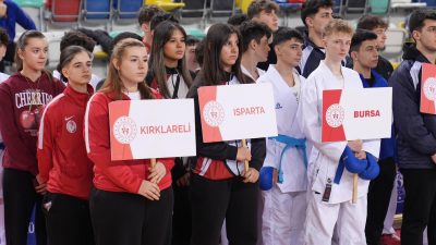 Balıkesir Şehit Turgut Solak Spor Salonu’nda düzenlenen Okul Sporları Karate