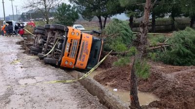 İvrindi’de istinat duvarı çalışması sırasında zeminin çökmesi sonucu beton mikseri