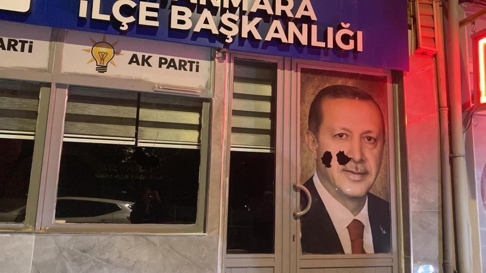 Marmara ilçesinde AK Parti İlçe Başkanlığı binasına yönelik taşlı saldırıyla