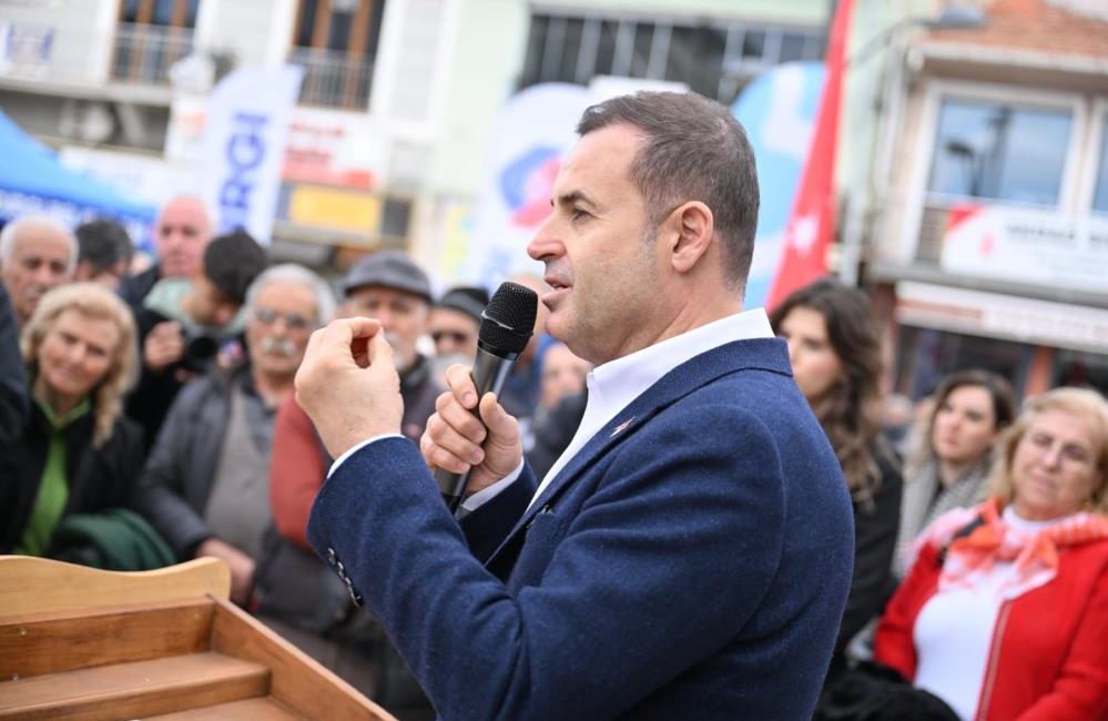 Başkan Ahmet Akın: “Deprem gerçeği unutulmamalıdır” Sındırgı’da yaşanan depremlerde iş yerleri zarar gören esnafın ekonomik yükünü