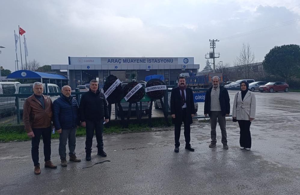 Balıkesir’de TÜVTÜRK önünde siyah çelenkli protesto Ankara’da polis memuru Melih Okan Keskin’in TÜVTÜRK araç muayene istasyonunda