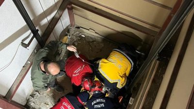 Karesi ilçesinde asansör boşluğuna düşen adam, itfaiye ekiplerince kurtarılıp sağlık