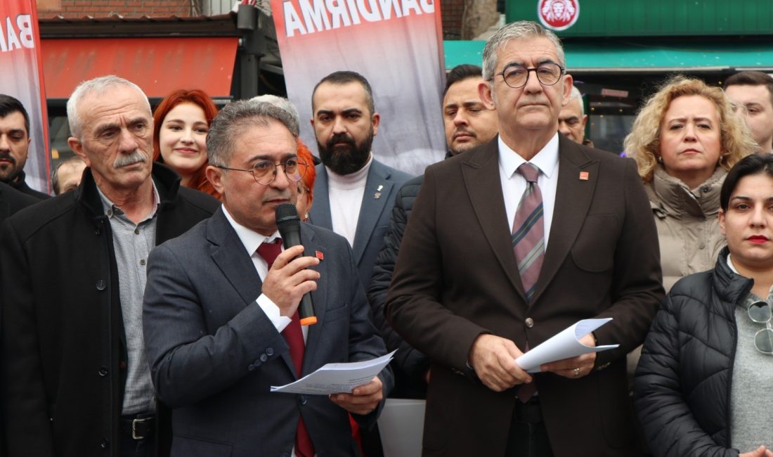 CHP Bandırma İlçe Başkanı Atak’tan AK Parti’ye sert çıkış CHP Bandırma İlçe Başkanı Mehmet Atak, Cumhuriyet Meydanı’nda yaptığı açıklamada