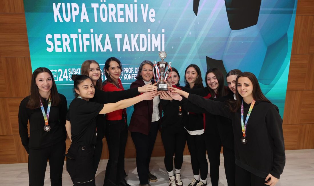 BANÜ Başarılı Sporcularını Ödüllendirdi Bandırma Onyedi Eylül Üniversitesi’ni çeşitli yarışmalarda temsil eden sporcular ile