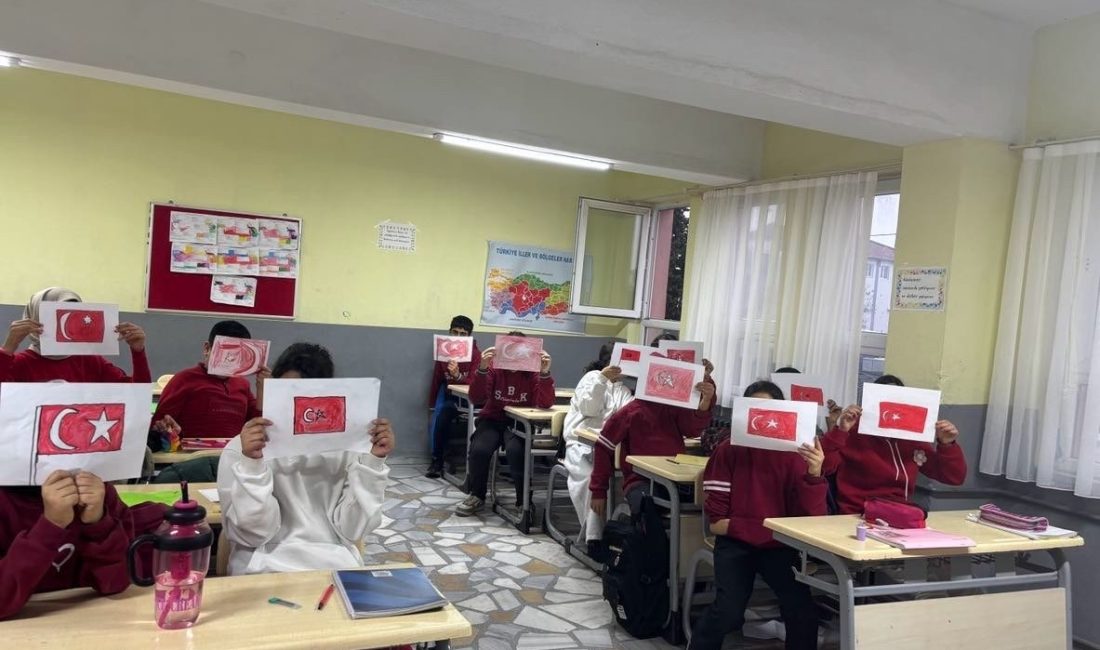 Bandırma’da öğrencilere ilk ders “Bayrak Sevgisi” anlatıldı Bandırma’daki Şehit Bedir Karabıyık Ortaokulu’nda öğrenciler, bayrağın anlamı ve taşıdığı