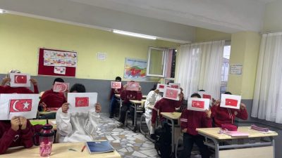 Bandırma’daki Şehit Bedir Karabıyık Ortaokulu’nda öğrenciler, bayrağın anlamı ve taşıdığı