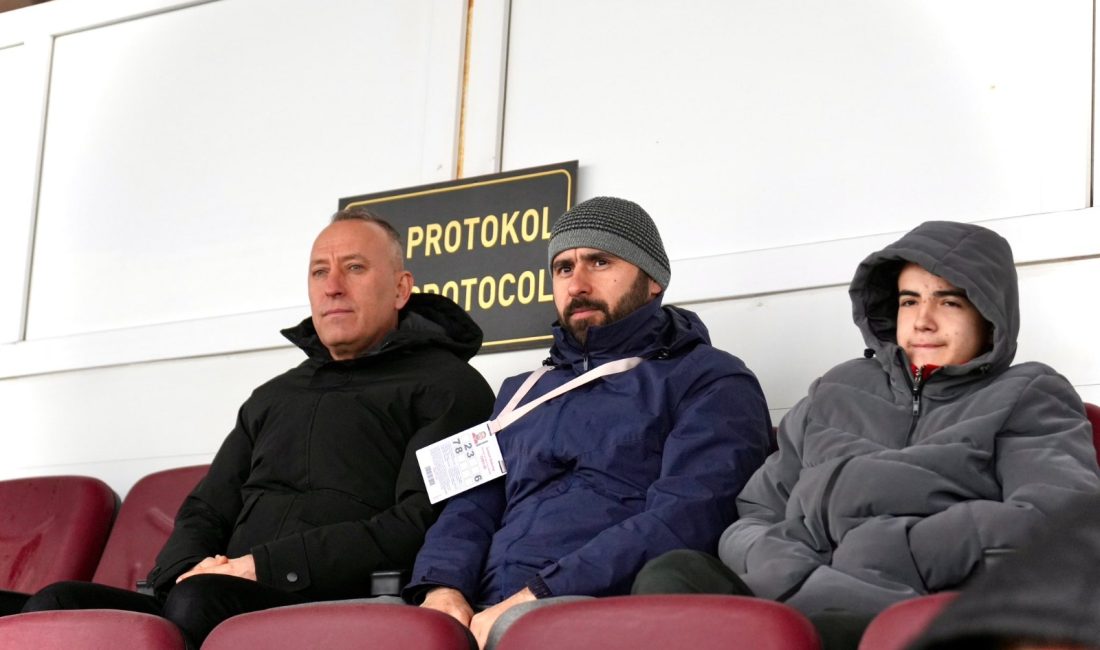 Özalp, Bandırma’da basketbol ve futbol heyecanına ortak oldu Balıkesir Gençlik ve Spor İl Müdürü Adem Özalp, Bandırma’da oynanan