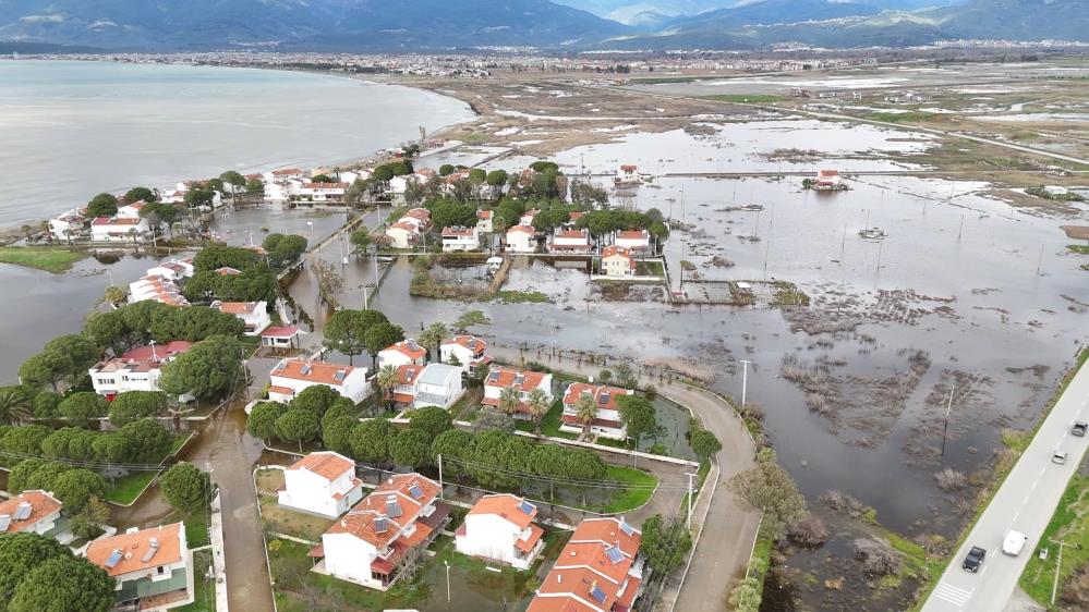 Burası Venedik değil Burhaniye Dalyan mevkiinde bulunan ve yazlık sitelerin yoğunlukta olduğu bölgede, lodos
