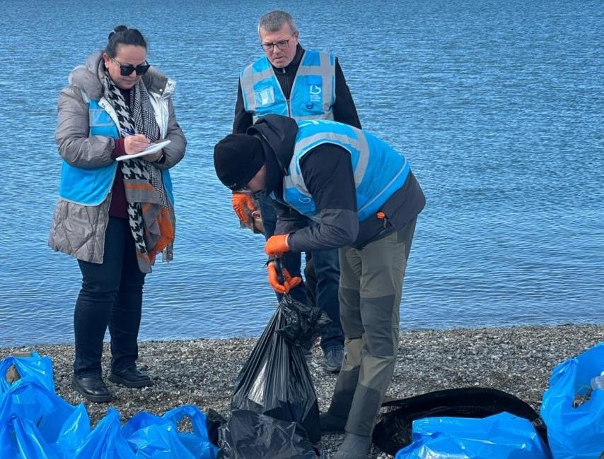 Çevrecilerden Altınkum sahilinde anlamlı temizlik Balıkesir Büyükşehir Belediyesi, deniz ekosisteminin korunmasına yönelik çalışmalarına bir yenisini