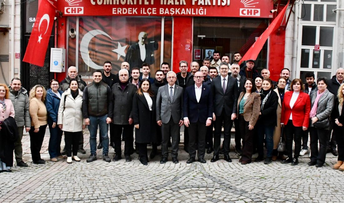 CHP Heyeti Erdek’te örgüt ve belediye ile bir araya geldi CHP Balıkesir Milletvekili Serkan Sarı ve Genel Başkan Yardımcısı Ensar