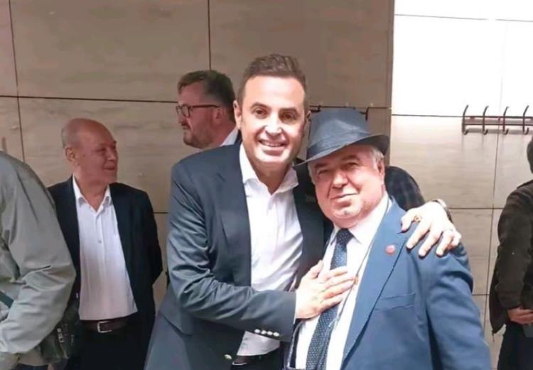 ‘Şapkalı muhtar’ yine şapka çıkarttı: Davulcu bulamayan muhtar kendisi çalmaya başladı Sarnıç Mahallesi Muhtarı Özgür Hilmi Okur, dikkat çeken çalışmalarıyla adından